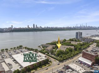 200 Grand Cove Way APT 3L, Edgewater, NJ 07020