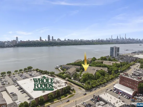 200 Grand Cove Way APT 3L, Edgewater, NJ 07020