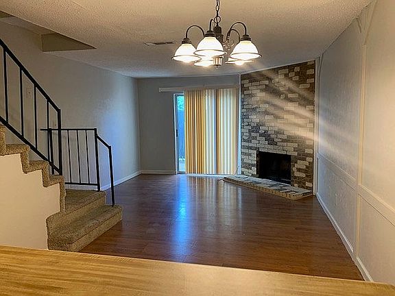 2nd image of 601 Carriagehouse Ln APT 3