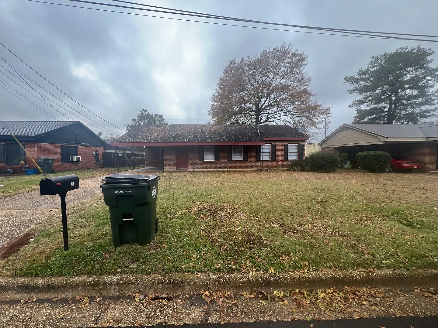 3 bedroom 1 bathroom brick home in West Tuscaloosa — Photo 1