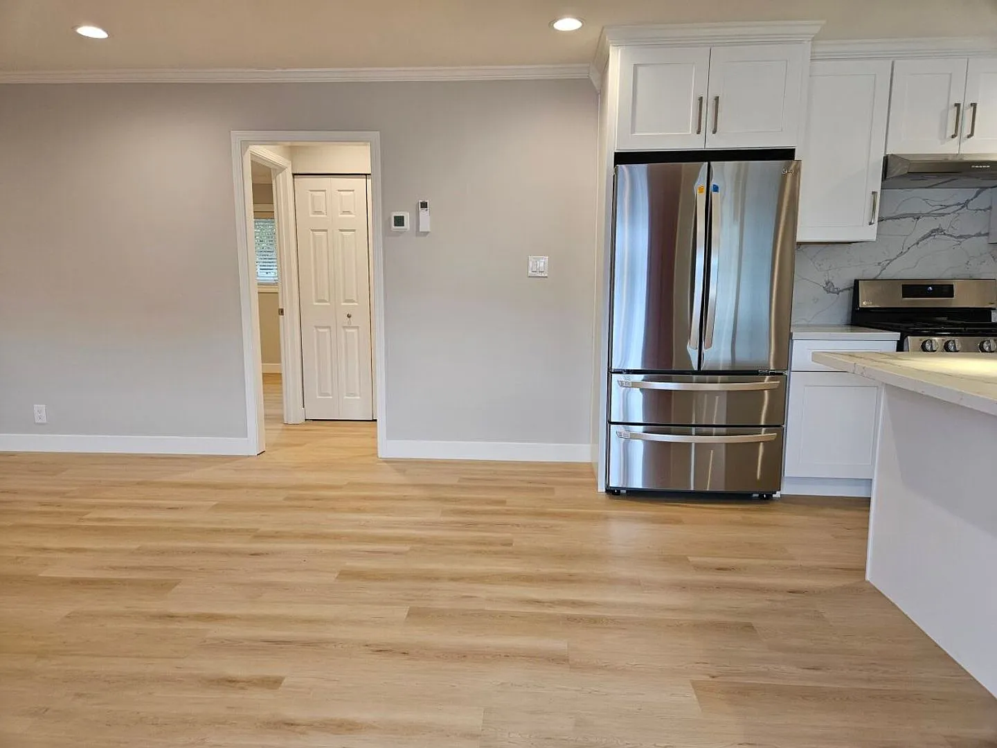 Updated Top Floor 2 Bedroom/1 Bathroom Apartment — Photo 4