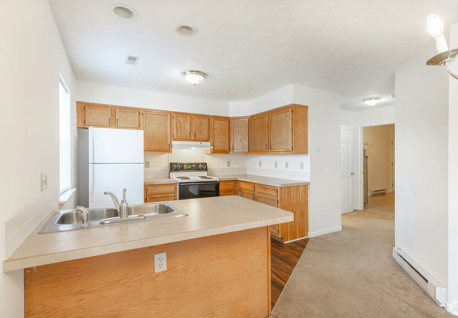 40 Lightning Lane — Photo 4
