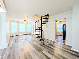 61 Delos St W
