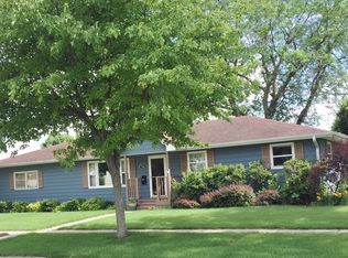 704 Emmert Dr, Sycamore, IL 60178