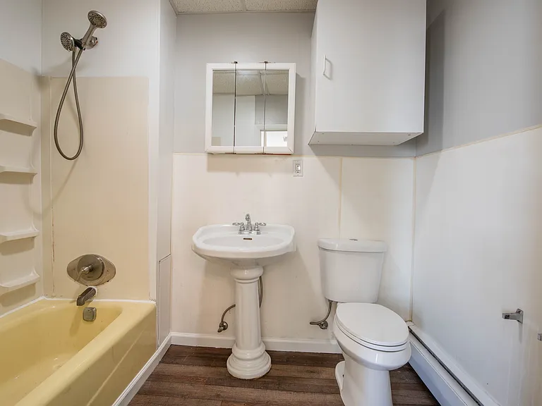 256 E Grove St — Photo 17