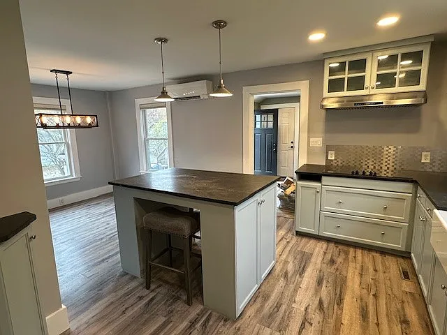 3 bed, 1.5 bath, 1360 sqft, $2,500 — Photo 3