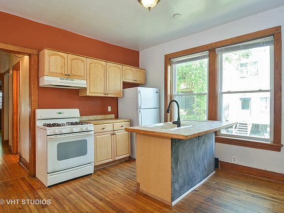3rd image of 50 Superior St