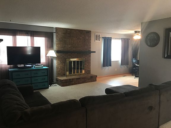 3rd image of 917 Linden St