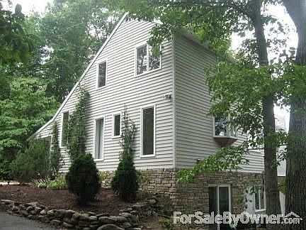 SOUTHEAST VIEW : For angle lovers who love a modern twist on colonial classic architecture.