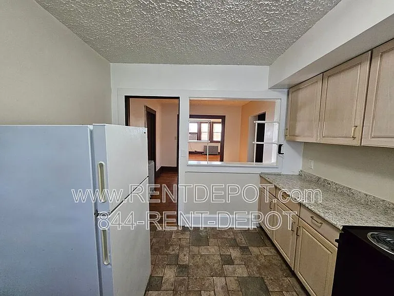 400 E Columbia St #C — Photo 5