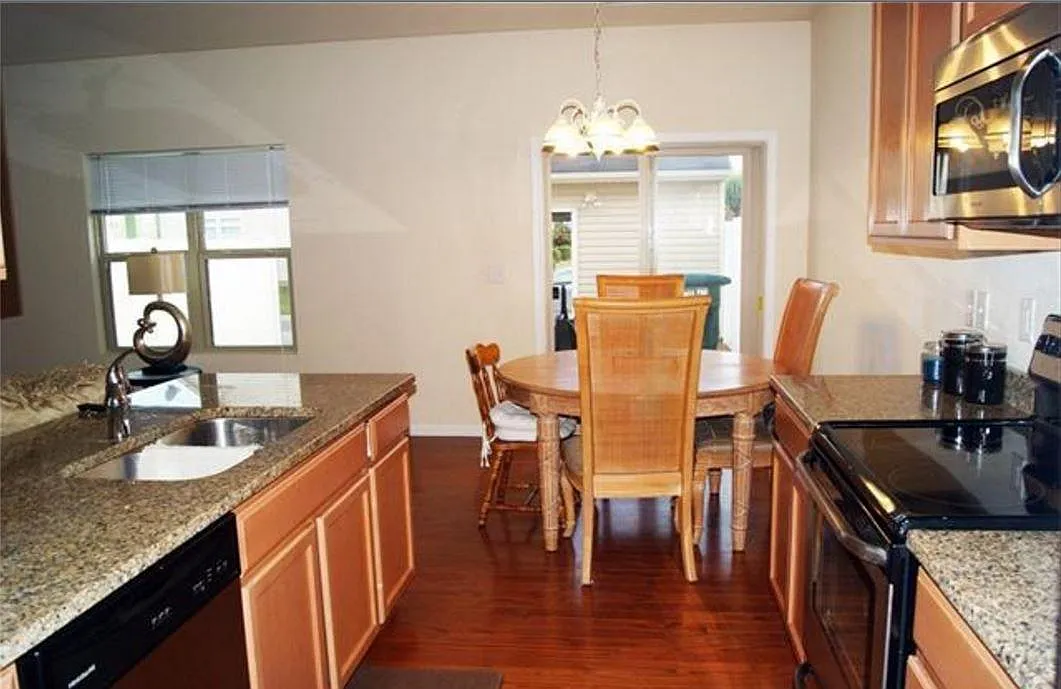 4 bed, 2.5 bath, 1700 sqft, $2,050 — Photo 4
