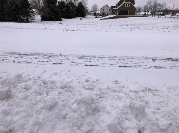 1435 Red Oak Dr, Hartford, WI 53027