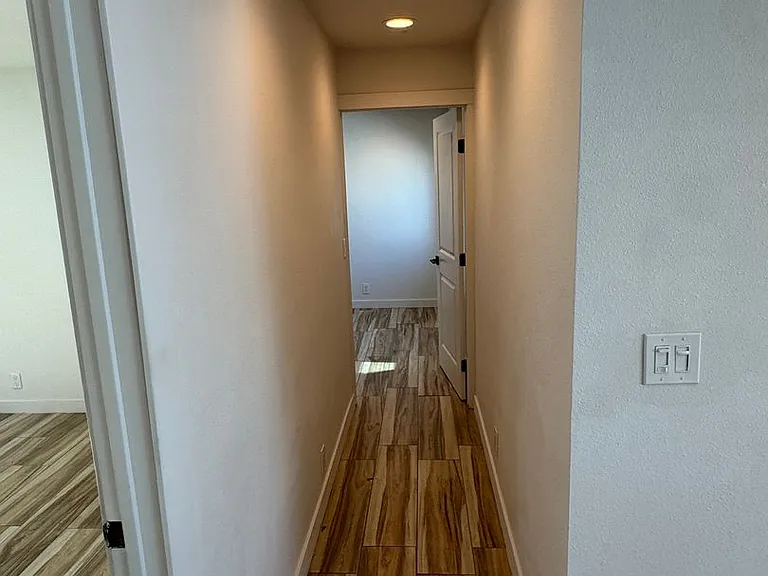 !! Move-In Special !! Cozy Carson Back House With Skylights & Washer/Dryer — Photo 13
