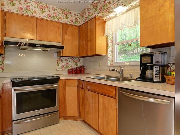 5th image of 697 Gordon Dr