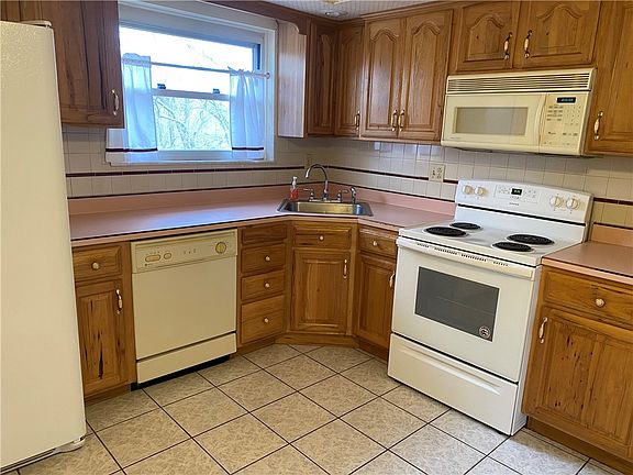 3rd image of 705 Redstone Dr
