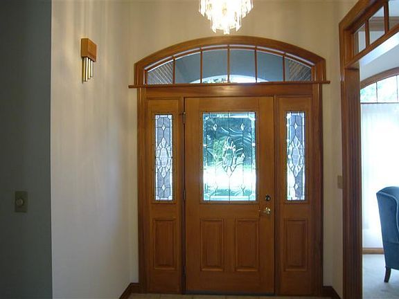 3rd image of 909 Brookwood Dr