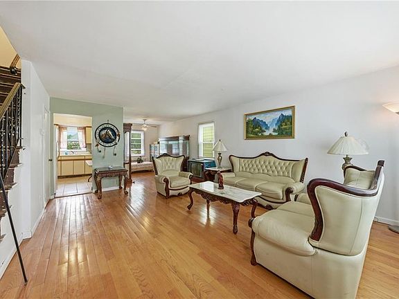 3rd image of 7211 Burchell Ave