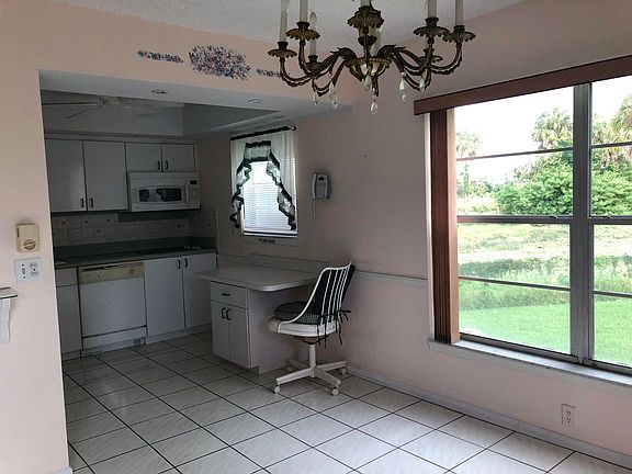 4th image of 214 Greenbrier Cir #A