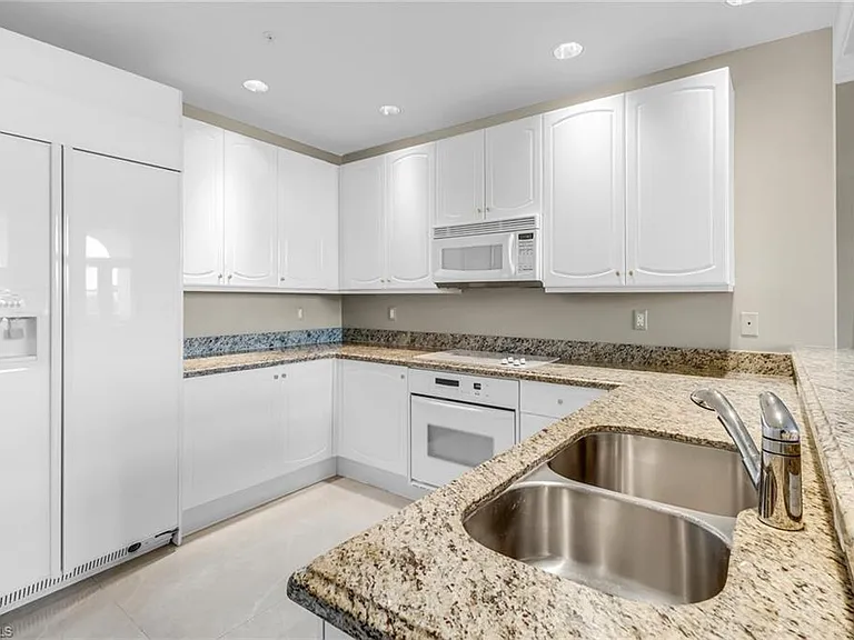 900 5th Ave S #302 — Photo 4