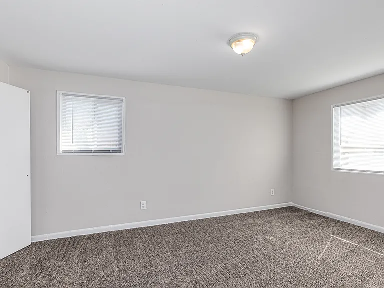 Regency Court Apartments — Photo 29