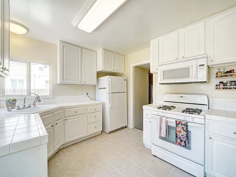 1024 Locust St — Photo 9
