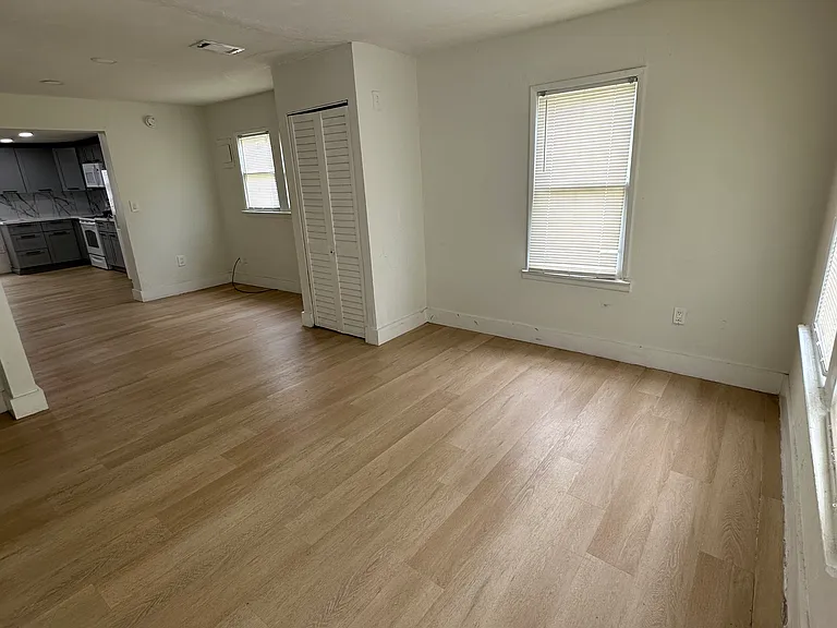 462 Menocal Ave — Photo 2