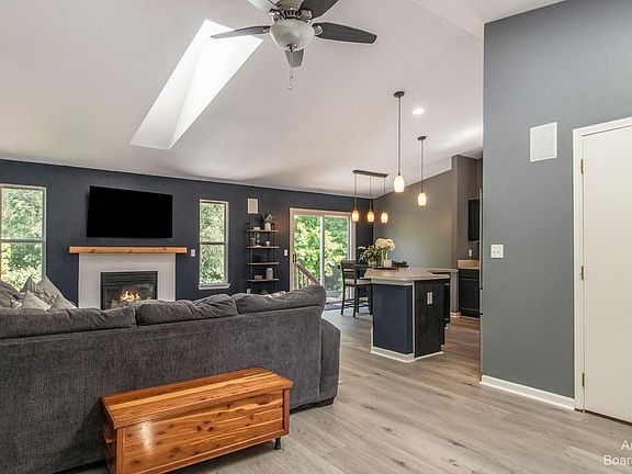 2nd image of 6961 Poplar Dr