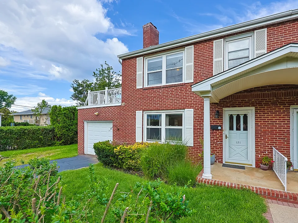 121 Manhasset Ave