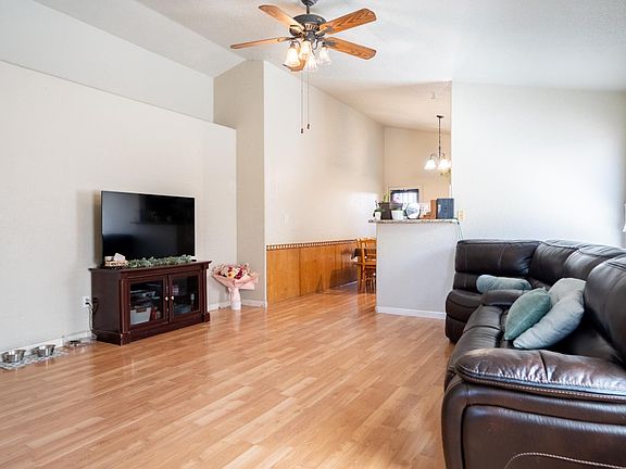 2nd image of 1089 La Mesa St