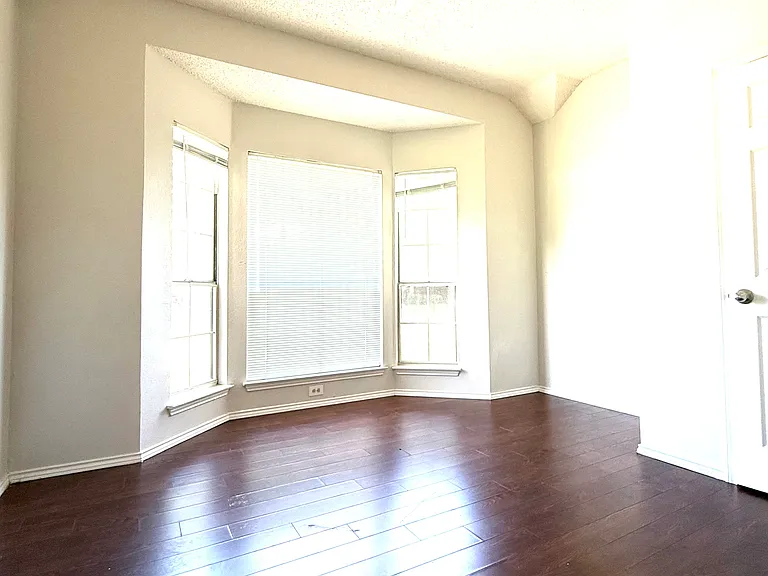 6912 Hickory Crk — Photo 2