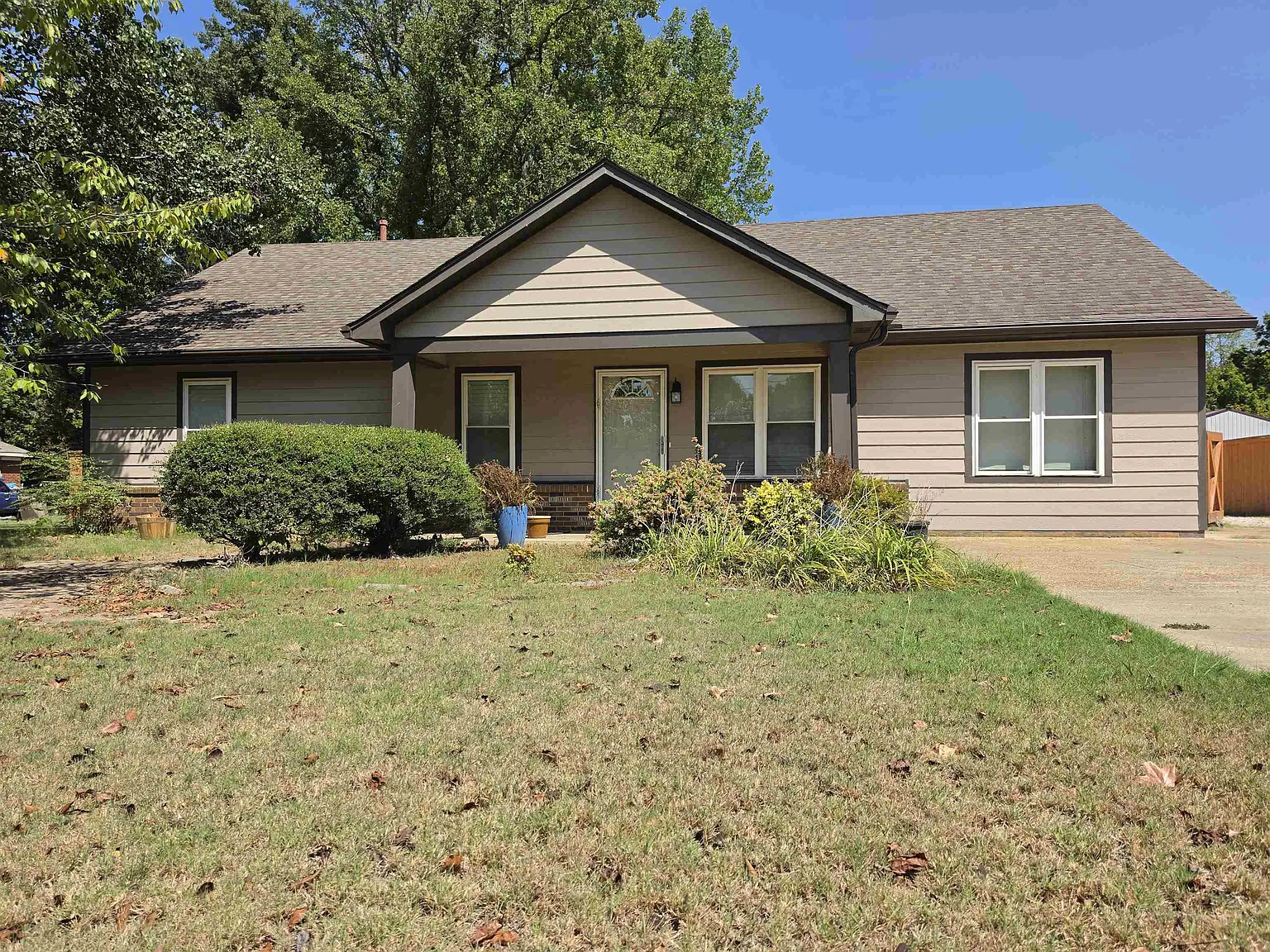 4 bed, 2.0 bath, 2200 sqft, $2,300 — Photo 1