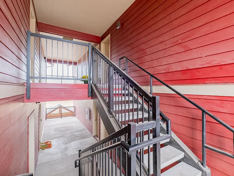 Colima Apartments — Photo 11