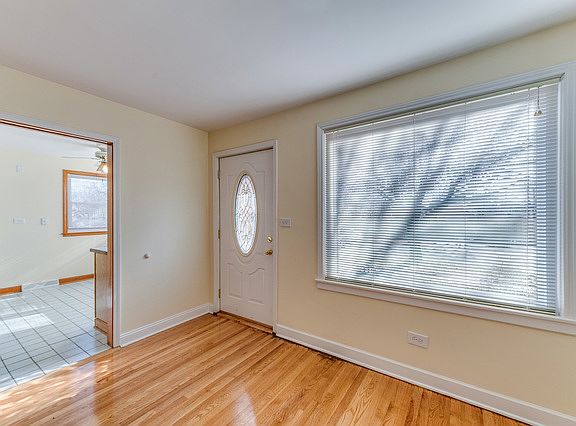 4th image of 9956 Montrose Ave