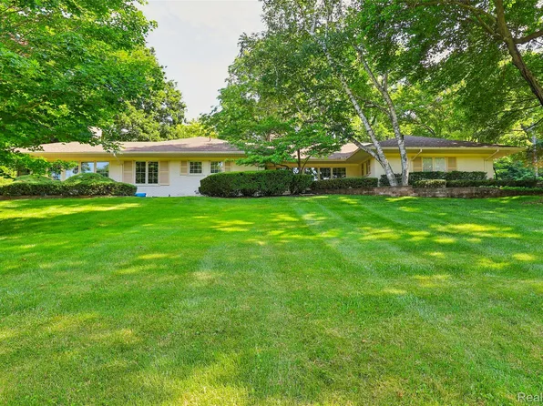 3821 Lakecrest Dr, Bloomfield Hills, MI 48304