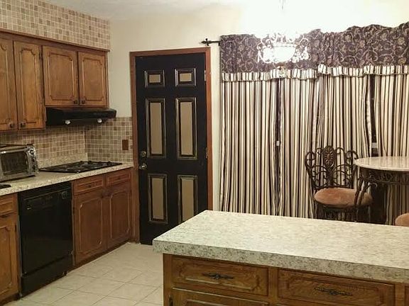 3rd image of 8408 Stratford Dr