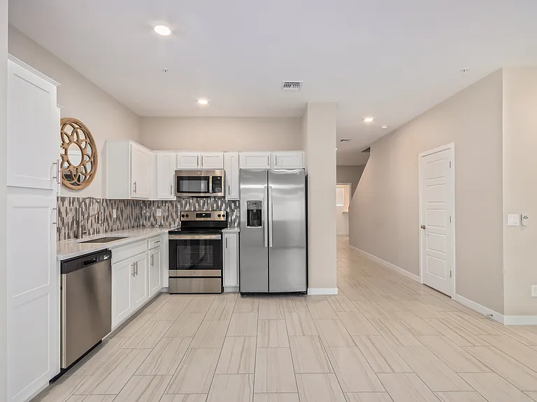 2134 W Harmont Dr — Photo 17