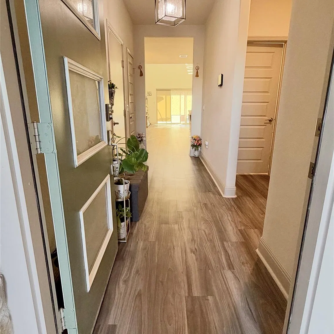 4 bed, 3.0 bath, 2562 sqft, $2,895 — Photo 4