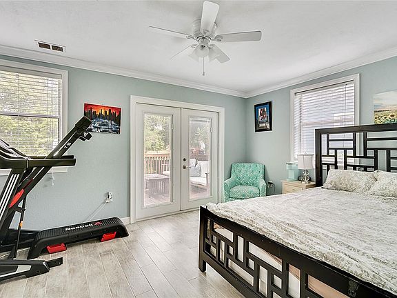 4th image of 1810 Chamberlin St