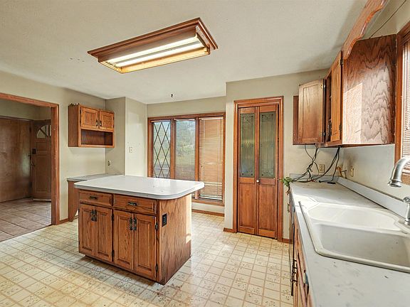 4th image of 2132 Country Hills Rd