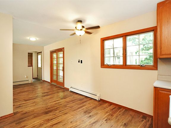 5th image of 16 Hartsdale Ln