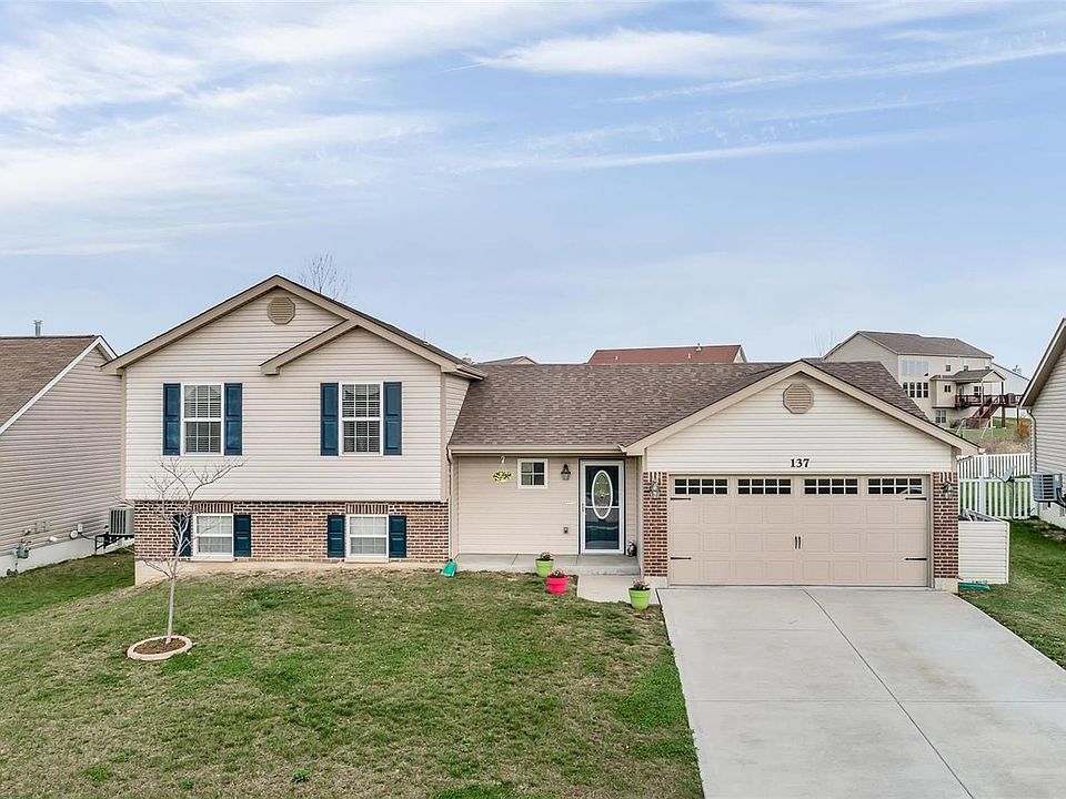 Beautiful 4 year old home with a covered front porch
