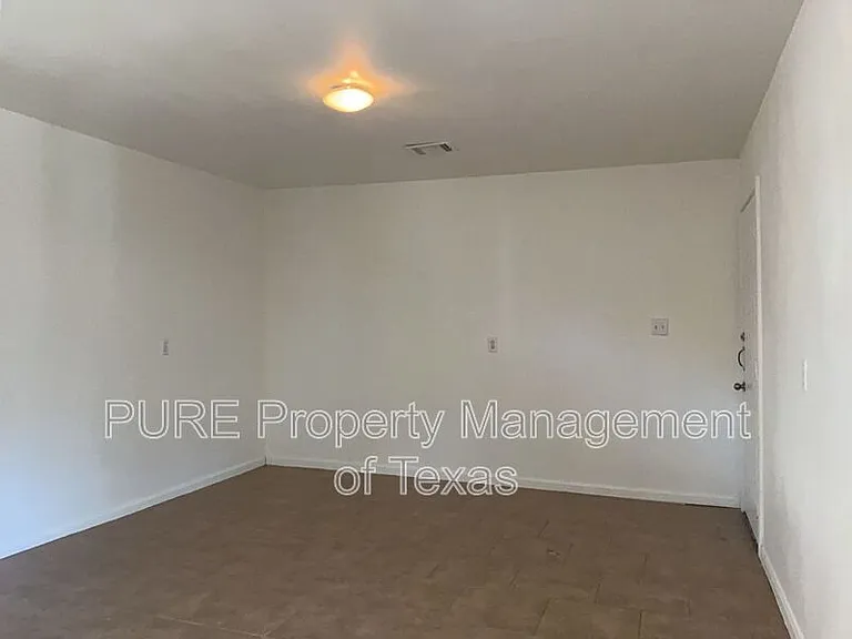 2517 E 4th St — Photo 29