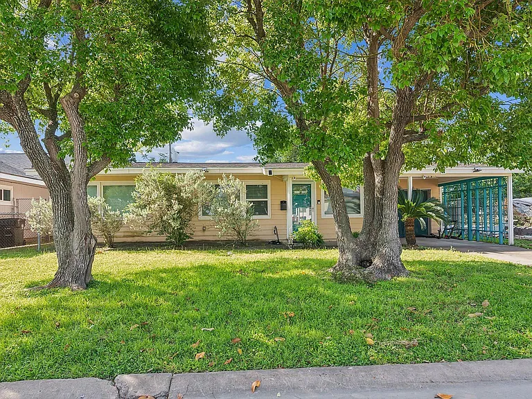 105 Water Dr — Photo 1