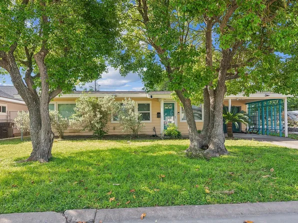 105 Water Dr, Galveston, TX 77550