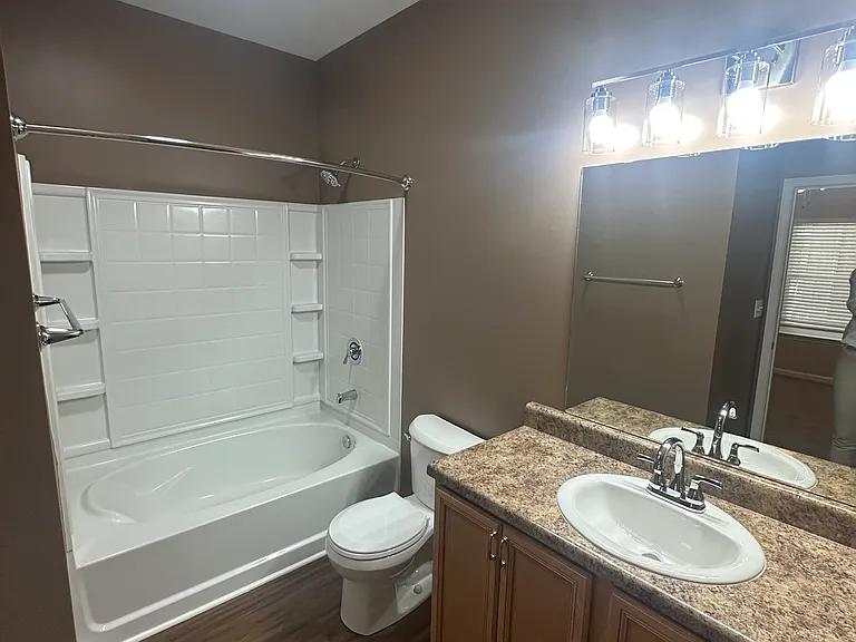 Pinnacle Pointe Apartments — Photo 47