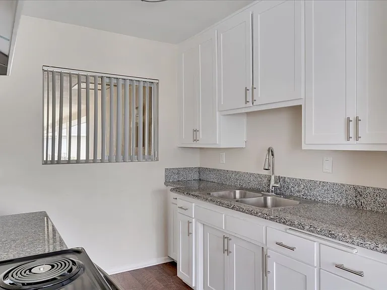 Melrose Place Apartments — Photo 22