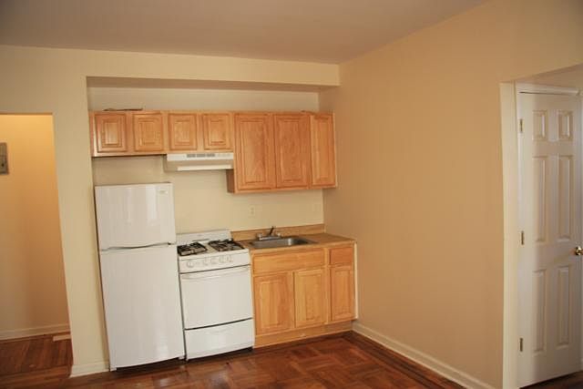 2nd image of 50 Lincoln Rd APT 2A