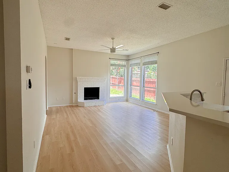 7015 Hillwood Dr — Photo 6
