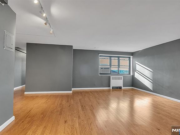 4th image of 208 Anderson St APT S4c