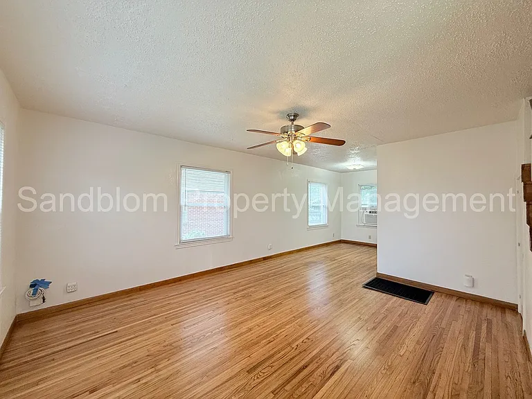 1135 E 37th St S — Photo 3
